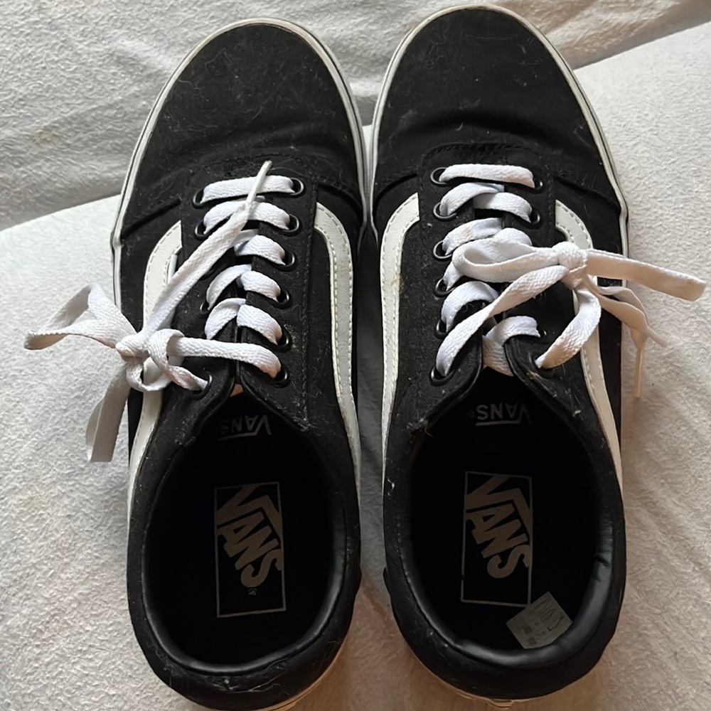BUNDLE of women’s VAN  SIZE 9 See photo of black and white and PINK and white!
